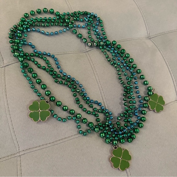 🎁 Bundle 4 Free! St. Patrick’s Day Themed Mardi Gras Beads Bundle - Picture 2 of 6